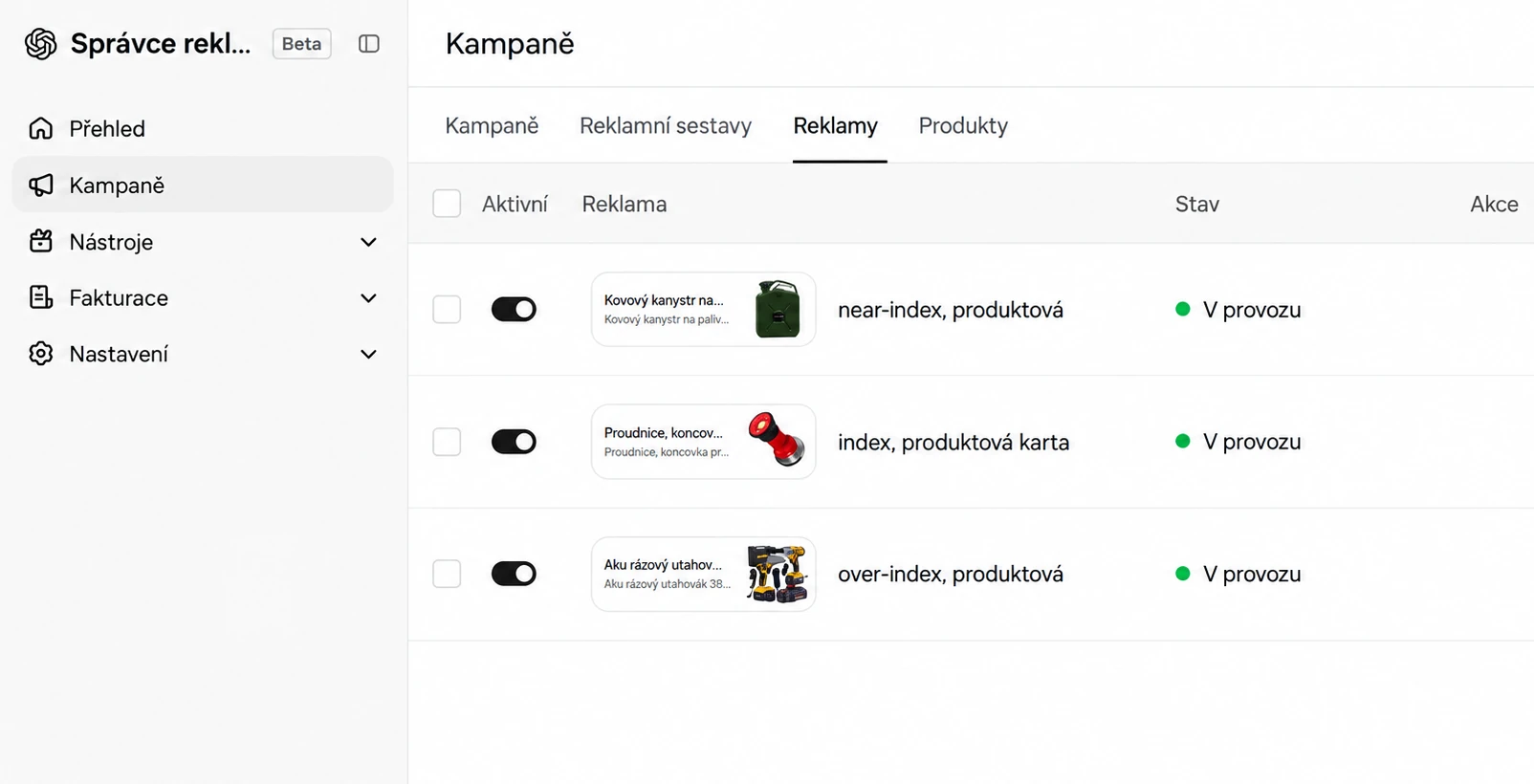 Správce reklam v ChatGPT: tři produktové reklamy e-shopu v provozu, každá v sestavě podle výkonnostního pásma