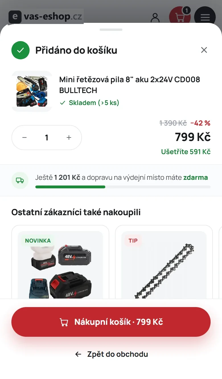 Košík jako spodní panel s pásem do dopravy zdarma a doporučenými produkty po přidání produktu