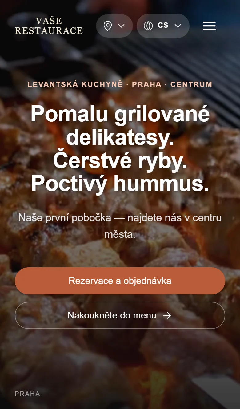 Úvod webu restaurace na mobilu s tlačítkem rezervace