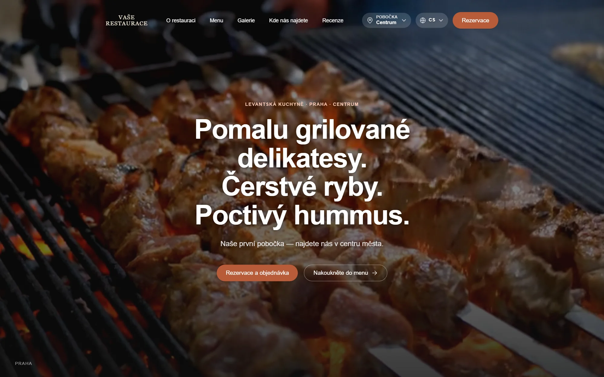 Úvod webu restaurace: fotka grilu, menu webu a tlačítko Rezervace